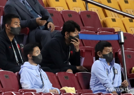 지난해 9월 7일 수원월드컵경기장에서 열린 &#039;2022 FIFA 카타르 월드컵 아시아지역 최종예선 A조 2차전&#039; 대한민국과 레바논의 경기, 대한민국 손흥민이 관중석에서 경기를 지켜보고 있다. /사진=뉴시스