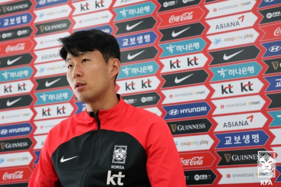 축구대표팀 소집 이튿날인 20일 비대면 인터뷰 중인 손흥민. 당시 손흥민은 &quot;잠을 너무 못 자서 첫 훈련을 어떻게 했는지도 모르겠다&quot;고 말했다. /사진=대한축구협회