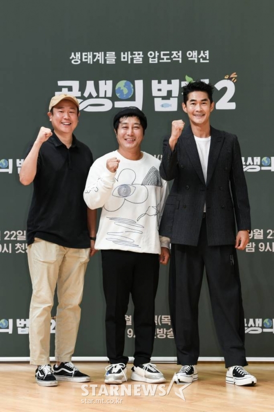 김진호 PD, 김병만, 배정남이 19일 오전 진행된 SBS 새 예능 '공생의 법칙2' 기자간담회에 참석해 포즈를 취하고 있다. '공생의 법칙'은 생태계 교란종이 생겨난 원인과 현황을 파악하고, 조화로운 공생을 위한 인간의 역할과 책임에 대해서 생각해보는 친환경 예능 프로그램이다. /사진제공=SBS 2022.09.19 /사진=이동훈 기자 photoguy@