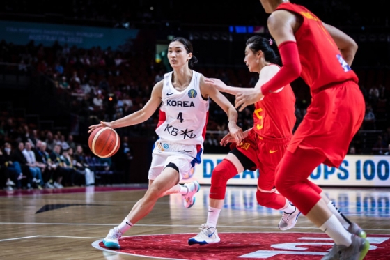 윤예빈(왼쪽)이 22일 중국전에서 드리블 돌파를 시도하고 있다. /사진=FIBA
