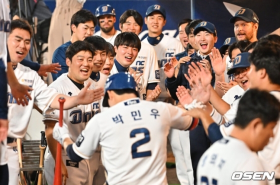 NC 박민우(등번호 2번)가 23일 창원 KIA전에서 1회말 선두타자 초구 홈런을 터트린 후 더그아웃에서 동료들의 축하를 받고 있다.
