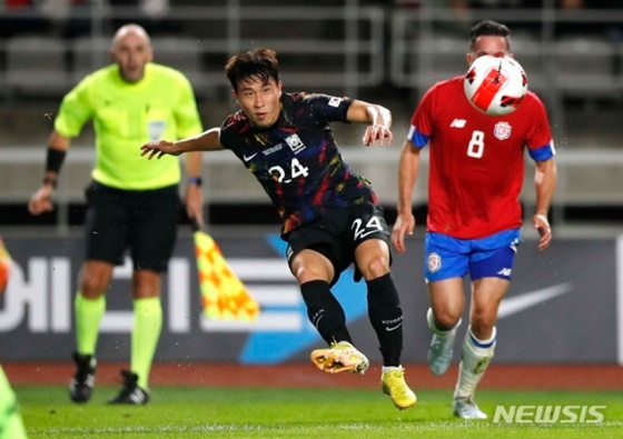 대한민국 축구대표팀 수비수 윤종규(왼쪽)가 23일 경기 고양시 고양종합운동장에서 열린 하나은행 초청 축구 국가대표팀 평가전 코스타리카전에서 크로스를 올리고 있다. /사진=뉴시스 제공