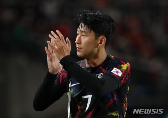 대한민국 축구대표팀 주장 손흥민이 23일 고양종합운동장에서 열린 코스타리카전을 마친 뒤 팬들에게 인사하고 있다. /사진=뉴시스