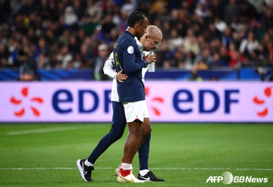 바르셀로나 수비수 쥘 쿤데가 지난 23일 프랑스 대표팀 경기 도중 부상을 당한 뒤 의료진의 부축을 받으며 경기장을 빠져 나오고 있다. /AFPBBNews=뉴스1