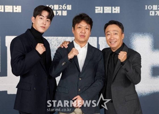 남주혁, 이일형 감독, 이성민이 26일 온라인 생중계로 진행된 영화 &#039;리멤버&#039;(감독 이일형) 제작발표회에 참석해 포즈를 취하고 있다.  가족을 모두 죽게 만든 친일파를 찾아 60년간 계획한 복수를 감행하는 알츠하이머 환자 필주와 의도치 않게 그의 복수에 휘말리게 된 20대 절친 인규의 이야기를 그린 영화 &#039;리멤버&#039;는 10월 26일 개봉 예정이다. /사진제공=에이스메이커무비웍스 2022.09.26 /사진=이동훈 기자 photoguy@