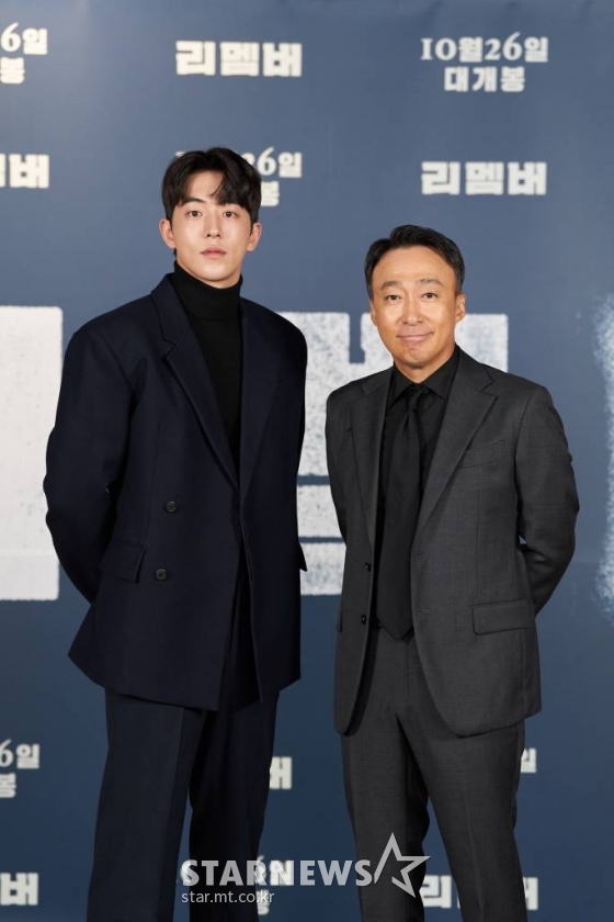 배우 남주혁, 이성민이 26일 온라인 생중계로 진행된 영화 &#039;리멤버&#039;(감독 이일형) 제작발표회에 참석해 포즈를 취하고 있다.  가족을 모두 죽게 만든 친일파를 찾아 60년간 계획한 복수를 감행하는 알츠하이머 환자 필주와 의도치 않게 그의 복수에 휘말리게 된 20대 절친 인규의 이야기를 그린 영화 &#039;리멤버&#039;는 10월 26일 개봉 예정이다. /사진제공=에이스메이커무비웍스 2022.09.26 /사진=이동훈 기자 photoguy@