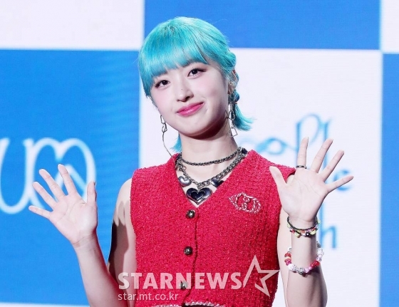 가수 아도라(ADORA)가 26일 오후 서울 강남구 청담동 일지아트홀에서 진행된 첫 미니 앨범 &#039;Adorable REbirth&#039;(어도러블 리버스) 발매 기념 쇼케이스에 참석해 포즈를 취하고 있다.  이번 앨범은 인생의 가장 아름다운 장면들을 아도라만의 감성으로 동화적인 감성으로 그려낸 앨범으로 타이틀곡 ‘Magical Symphony’를 비롯해 5개 트랙이 담겼다. 2022.09.26 /사진=김창현 기자 chmt@