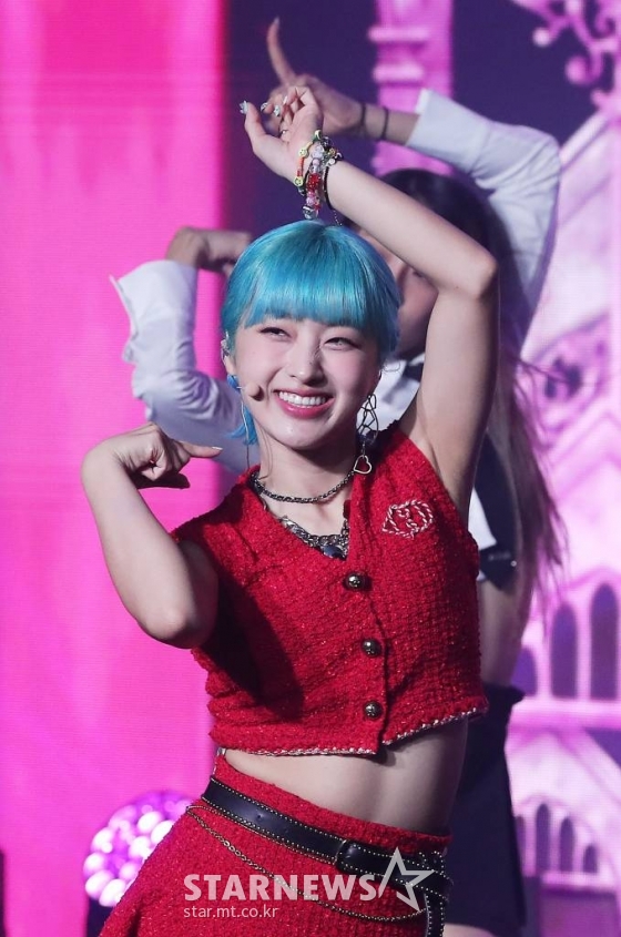 가수 아도라(ADORA)가 26일 오후 서울 강남구 청담동 일지아트홀에서 진행된 첫 미니 앨범 &#039;Adorable REbirth&#039;(어도러블 리버스) 발매 기념 쇼케이스에 참석해 멋진 무대를 선보이고 있다.  이번 앨범은 인생의 가장 아름다운 장면들을 아도라만의 감성으로 동화적인 감성으로 그려낸 앨범으로 타이틀곡 ‘Magical Symphony’를 비롯해 5개 트랙이 담겼다. 2022.09.26 /사진=김창현 기자 chmt@