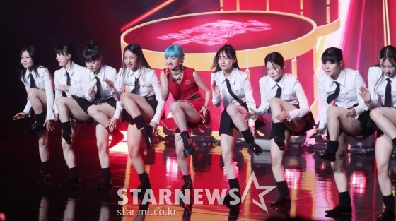 가수 아도라(ADORA)가 26일 오후 서울 강남구 청담동 일지아트홀에서 진행된 첫 미니 앨범 &#039;Adorable REbirth&#039;(어도러블 리버스) 발매 기념 쇼케이스에 참석해 멋진 무대를 선보이고 있다.  이번 앨범은 인생의 가장 아름다운 장면들을 아도라만의 감성으로 동화적인 감성으로 그려낸 앨범으로 타이틀곡 ‘Magical Symphony’를 비롯해 5개 트랙이 담겼다. 2022.09.26 /사진=김창현 기자 chmt@