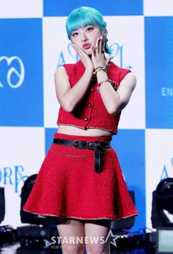 가수 아도라(ADORA)가 26일 오후 서울 강남구 청담동 일지아트홀에서 진행된 첫 미니 앨범 &#039;Adorable REbirth&#039;(어도러블 리버스) 발매 기념 쇼케이스에 참석해 포즈를 취하고 있다.  이번 앨범은 인생의 가장 아름다운 장면들을 아도라만의 감성으로 동화적인 감성으로 그려낸 앨범으로 타이틀곡 ‘Magical Symphony’를 비롯해 5개 트랙이 담겼다. 2022.09.26 /사진=김창현 기자 chmt@