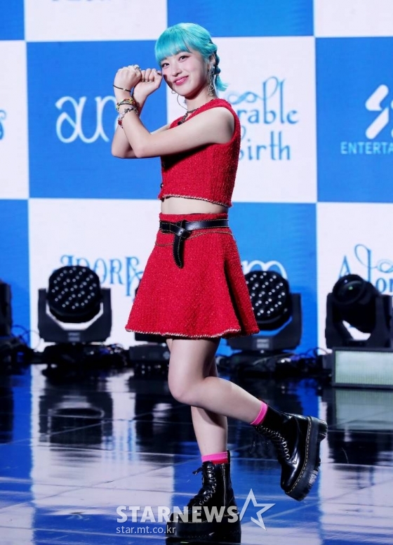 가수 아도라(ADORA)가 26일 오후 서울 강남구 청담동 일지아트홀에서 진행된 첫 미니 앨범 &#039;Adorable REbirth&#039;(어도러블 리버스) 발매 기념 쇼케이스에 참석해 포즈를 취하고 있다.  이번 앨범은 인생의 가장 아름다운 장면들을 아도라만의 감성으로 동화적인 감성으로 그려낸 앨범으로 타이틀곡 ‘Magical Symphony’를 비롯해 5개 트랙이 담겼다. 2022.09.26 /사진=김창현 기자 chmt@
