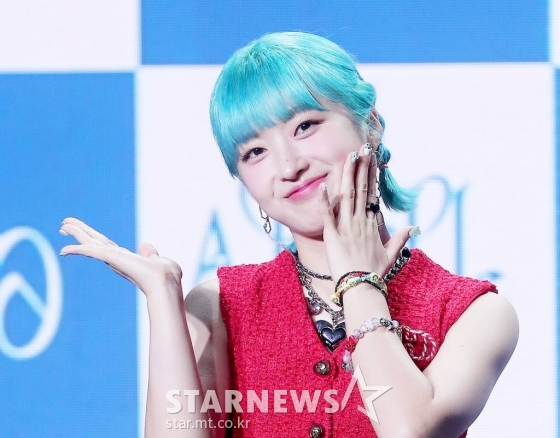 가수 아도라(ADORA)가 26일 오후 서울 강남구 청담동 일지아트홀에서 진행된 첫 미니 앨범 &#039;Adorable REbirth&#039;(어도러블 리버스) 발매 기념 쇼케이스에 참석해 포즈를 취하고 있다.  이번 앨범은 인생의 가장 아름다운 장면들을 아도라만의 감성으로 동화적인 감성으로 그려낸 앨범으로 타이틀곡 ‘Magical Symphony’를 비롯해 5개 트랙이 담겼다. 2022.09.26 /사진=김창현 기자 chmt@