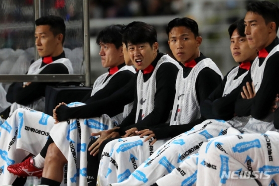 3일 오후 경기 고양시 고양종합운동장에서 열린 하나은행 초청 축구 국가대표팀 평가전 대한민국과 코스타리카의 경기, 이강인(가운데)이 벤치에 앉아있다. /사진=뉴시스