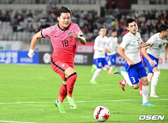 한국 올림픽 축구대표팀 공격수 오현규(왼쪽)가 26일 화성에서 열린 우즈베키스탄전에서 드리블을 시도하고 있다. /사진=OSEN