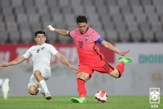 슈팅을 시도하는 오현규(오른쪽). /사진=대한축구협회 제공