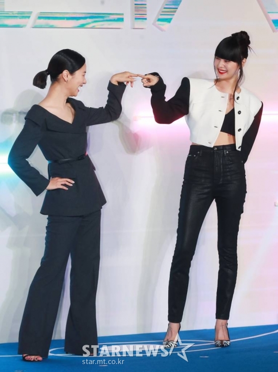 배우 전여빈, 나나가 27일 오전 서울 용산아이파크몰에서 진행된 넷플릭스 오리지널 시리즈 &#039;글리치&#039; 제작발표회에 참석해 포즈를 취하고 있다.  외계인이 보이는 지효와 외계인을 추적해온 보라가 흔적 없이 사라진 지효 남자친구의 행방을 쫓으며 &#039;미확인&#039; 미스터리의 실체에 다가서게 되는 4차원 그 이상의 추적극 &#039;글리치&#039;는 10월 7일 공개된다. /2022.09.27 /사진=이동훈 기자 photoguy@