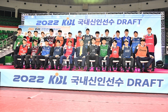 2022 KBL 신인 드래프트를 통해 프로농구에 입성한 25명의 신인들. /사진=KBL