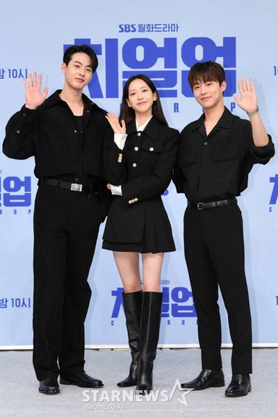 배우 김현진, 한지현, 배인혁이 27일 오후 온라인으로 진행된 SBS 월화드라마 &#039;치얼업&#039; 제작발표회에 참석해 포즈를 취하고 있다.  &#039;치얼업&#039;은 찬란한 역사를 뒤로 하고 망해가는 대학 응원단에 모인 청춘들의 뜨겁고 서늘한 캠퍼스 미스터리 로코 드라마다. 10월 3일 첫 방송. / 사진제공 = SBS /사진=김창현 기자 chmt@