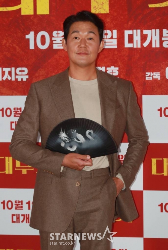 배우 박성웅이 27일 오후 서울 메가박스 코엑스에서 진행된 영화 &#039;대무가&#039;(감독 이한종) 언론시사회에 참석해 포즈를 취하고 있다.  용하다 소문난 전설의 대무가 비트로 뭉친 신빨 떨어진 세 명의 무당들이 각자 일생일대의 한탕을 위해 프리스타일 굿판 대결을 펼치는 통쾌한 활극 &#039;대무가&#039;는 10월 12일 개봉예정이다. /2022.0 9.27 /사진=이동훈 기자 photoguy@