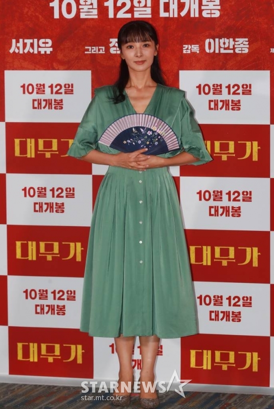 배우 서지유가 27일 오후 서울 메가박스 코엑스에서 진행된 영화 &#039;대무가&#039;(감독 이한종) 언론시사회에 참석해 포즈를 취하고 있다.  용하다 소문난 전설의 대무가 비트로 뭉친 신빨 떨어진 세 명의 무당들이 각자 일생일대의 한탕을 위해 프리스타일 굿판 대결을 펼치는 통쾌한 활극 &#039;대무가&#039;는 10월 12일 개봉예정이다. /2022.0 9.27 /사진=이동훈 기자 photoguy@
