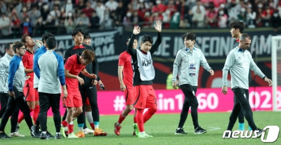 한국 축구팬들에게 손을 흔드는 이강인(가운데). /사진=뉴스1 제공