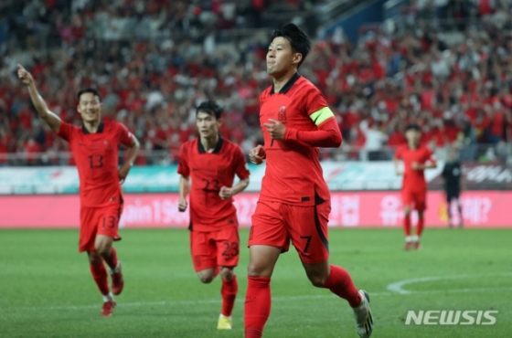 27일 오후 서울 마포구 서울월드컵경기장에서 열린 하나은행 초청 축구 국가대표 평가전 대한민국과 카메룬의 경기 전반전, 한국 손흥민이 선제골을 넣은 뒤 기뻐하고 있다. /사진=뉴시스