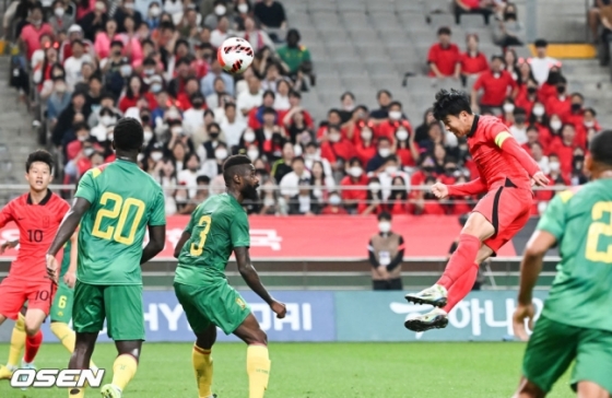 파울루 벤투 감독이 이끄는 대한민국 축구대표팀이 27일 오후 서울월드컵경기장에서 ‘2022 카타르월드컵’을 대비한 대한민국과 카메룬의 평가전이 진행됐다. 전반 손흥민이 헤더로 선제골을 넣고 있다.