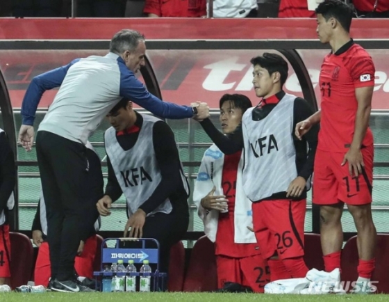 27일 오후 서울 마포구 서울월드컵경기장에서 열린 하나은행 초청 축구 국가대표 평가전 대한민국과 카메룬의 경기 종료 후, 대한민국 파울루 벤투 감독과 이강인이 서로 인사를 나누고 있다. /사진=뉴시스