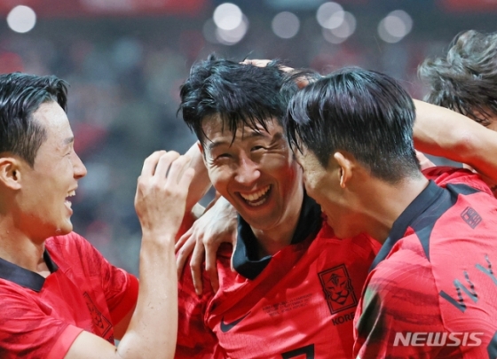 손흥민(가운데)이 헤더 선제골을 터트린 뒤 기뻐하고 있다. /사진=뉴스1