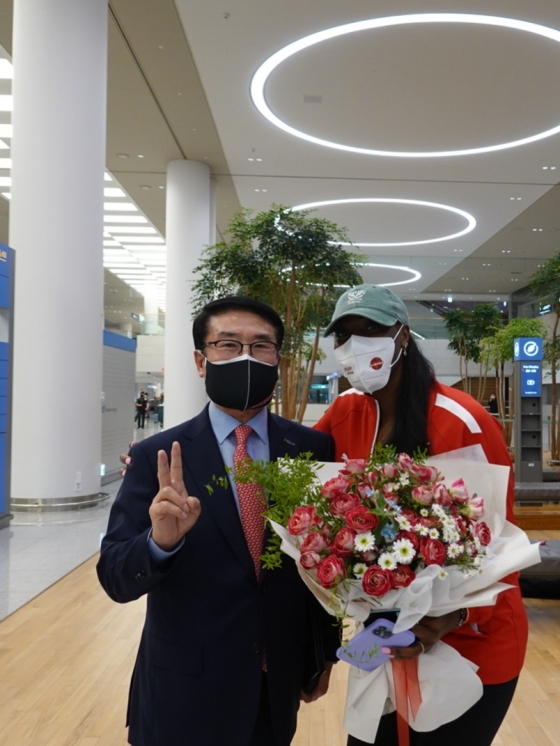 김형실 페퍼저축은행 감독과 니아 리드(오른쪽)./사진=페퍼저축은행