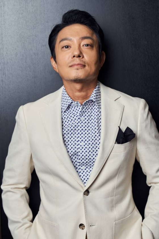 영화 &#039;컴백홈&#039;(감독 이연우)의 주연배우 이범수가 29일 진행된 라운드 인터뷰를 위해 포즈를 취하고 있다.  모든 것을 잃고 15년 만에 고향으로 내려오게 된 무명 개그맨 기세(송새벽 분)가 거대 조직의 보스가 되면서 벌어지는 이야기 &#039;컴백홈&#039;은 10월 5일 개봉예정이다. /사진제공=날개엔터테인먼트 2022.09.29 /사진=이동훈 기자 photoguy@