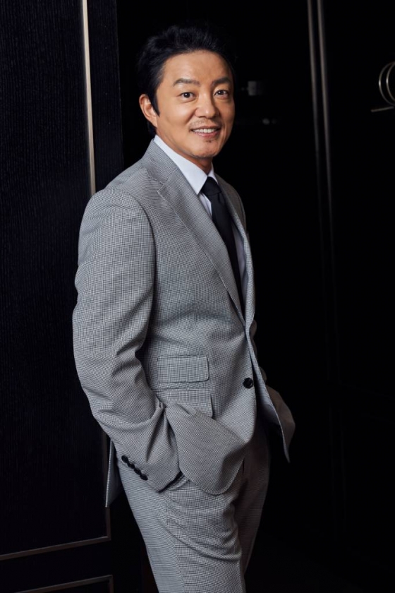 영화 &#039;컴백홈&#039;(감독 이연우)의 주연배우 이범수가 29일 진행된 라운드 인터뷰를 위해 포즈를 취하고 있다.  모든 것을 잃고 15년 만에 고향으로 내려오게 된 무명 개그맨 기세(송새벽 분)가 거대 조직의 보스가 되면서 벌어지는 이야기 &#039;컴백홈&#039;은 10월 5일 개봉예정이다. /사진제공=날개엔터테인먼트 2022.09.29 /사진=이동훈 기자 photoguy@