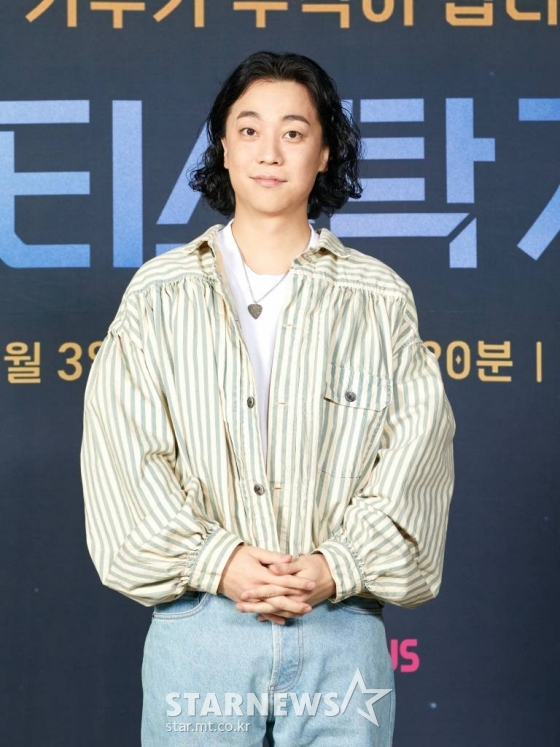 가수 넉살이 29일 오후 온라인 생중계로 진행된 엠넷 예능 &#039;아티스탁 게임&#039; 제작발표회에 참석해 포즈를 취하고 있다. 전세계 시청자들이 다양한 개성을 가진 아티스트들의 재능에 투자하는 형식의 양방향 소통기반 신개념 음악 서바이벌 &#039;아티스탁 게임&#039;은 10월 3일 첫 방송된다. /사진제공=엠넷 2022.09.29 /사진=이동훈 기자 photoguy@