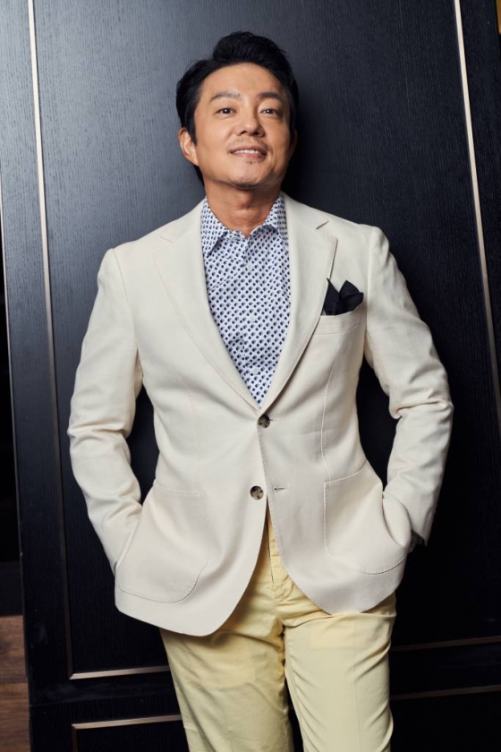 영화 &#039;컴백홈&#039;(감독 이연우)의 주연배우 이범수가 29일 진행된 라운드 인터뷰를 위해 포즈를 취하고 있다.  모든 것을 잃고 15년 만에 고향으로 내려오게 된 무명 개그맨 기세(송새벽 분)가 거대 조직의 보스가 되면서 벌어지는 이야기 &#039;컴백홈&#039;은 10월 5일 개봉예정이다. /사진제공=날개엔터테인먼트 2022.09.29 /사진=이동훈 기자 photoguy@