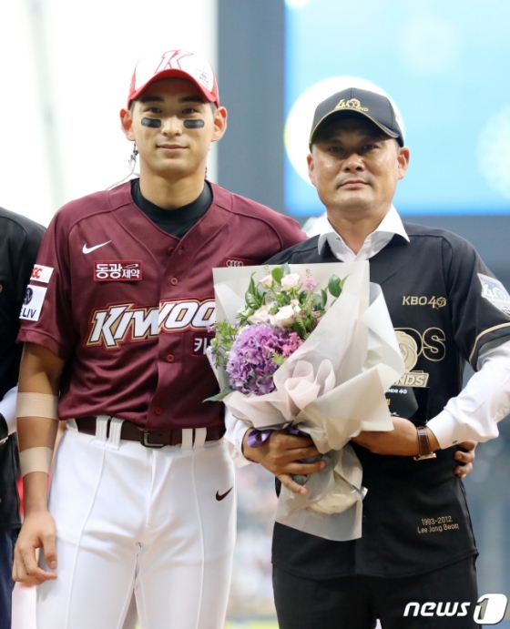 이종범 LG 감독(오른쪽)이 KBO리그 40주년을 빛낸 레전드 행사에서 아들 키움 이정후와 기념촬영을 하고 있다./사진=뉴스1