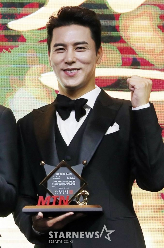 가수 장민호가 15일 오후 서울 영등포구 여의도동 글래드 호텔에서 열린 머니투데이방송 주최 &#039;2020 MTN 방송광고 페스티벌&#039; 시상식에서 CF스타 신인상을 수상한 뒤 기념촬영을 하고 있다. /사진=김창현 기자 chmt@