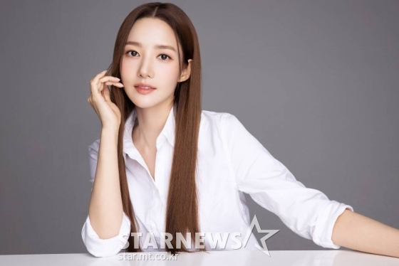 드라마 &#039;기상청 사람들&#039;의 배우 박민영이 종영 인터뷰를 위해 포즈를 취하고 있다. &#039;기상청 사람들&#039;은 열대야보다 뜨겁고 국지성 호우보다 종잡을 수 없는 기상청 사람들의 일과 사랑을 그린 직장 로맨스 드라마다. /사진제공=후크엔터테인먼트 2022.04.08