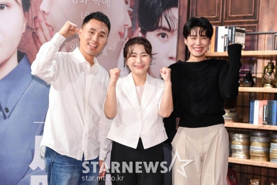 도준우 PD, 박지선 교수, 코미디언 장도연이 30일 오전 온라인 생중계로 진행된 SBS 예능 &#039;지선씨네마인드&#039; 기자간담회에 참석해 포즈를 취하고 있다.  영화에 등장하는 인물, 사건을 범죄심리학적으로 분석하고 현실로 확장해보는 국내 최초 무비 프로파일링 토크쇼 &#039;지선씨네마인드&#039;는 오늘(30일) 첫 방송된다. /사진제공=SBS 2022.09.30 /사진=이동훈 기자 photoguy@