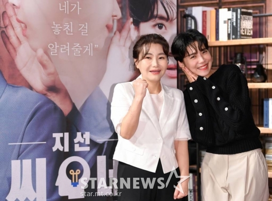 박지선 교수, 코미디언 장도연이 30일 오전 온라인 생중계로 진행된 SBS 예능 &#039;지선씨네마인드&#039; 기자간담회에 참석해 포즈를 취하고 있다.  영화에 등장하는 인물, 사건을 범죄심리학적으로 분석하고 현실로 확장해보는 국내 최초 무비 프로파일링 토크쇼 &#039;지선씨네마인드&#039;는 오늘(30일) 첫 방송된다. /사진제공=SBS 2022.09.30 /사진=이동훈 기자 photoguy@