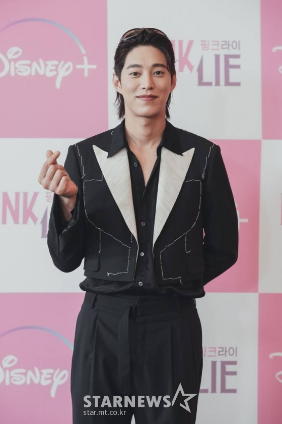 배우 송원석이 30일 오전 온라인 생중계로 진행된 디즈니+ &#039;핑크 라이&#039; 제작발표회에 참석해 포즈를 취하고 있다.  나를 있는 그대로의 나로 봐줄 진짜 사랑을 찾기 위해 거짓을 선택한 청춘남녀들의 &#039;러브-라이&#039; 연애 리얼리티 &#039;핑크 라이&#039;는 10월 5일 공개된다. /사진제공=디즈니+ 2022.09.30 /사진=이동훈 기자 photoguy@