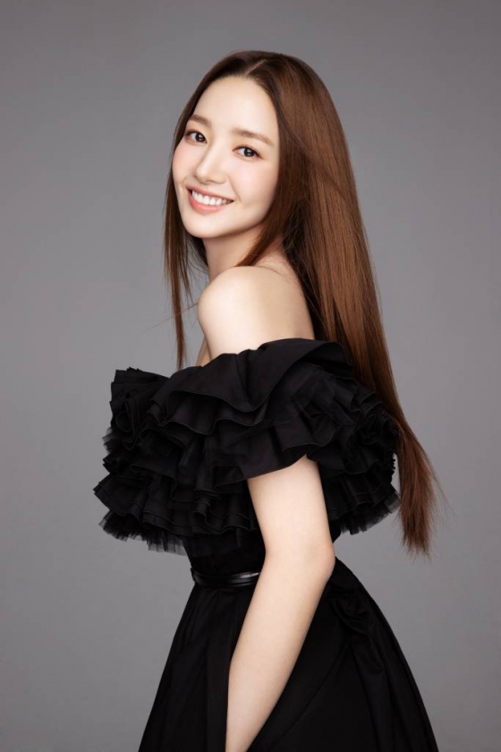 드라마 &#039;기상청 사람들&#039;의 배우 박민영이 종영 인터뷰를 위해 포즈를 취하고 있다. &#039;기상청 사람들&#039;은 열대야보다 뜨겁고 국지성 호우보다 종잡을 수 없는 기상청 사람들의 일과 사랑을 그린 직장 로맨스 드라마다. /사진제공=후크엔터테인먼트 2022.04.08