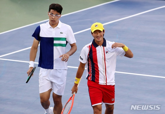 30일 서울 송파구 올림픽공원 테니스경기장에서 열린 남자프로테니스(ATP) 투어 &#039;유진투자증권 코리아오픈 테니스대회&#039; 복식 8강 경기. 정현-권순우가 안드레 예란손(스웨덴)-벤 매클라클런(일본) 조를 상대로 득점을 올린 후 기뻐하고 있다. /사진=뉴시스 제공