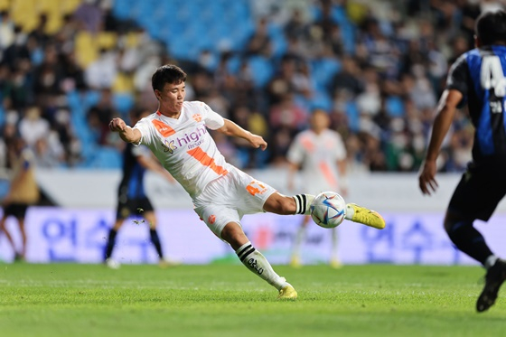 양현준(왼쪽). /사진=한국프로축구연맹 제공