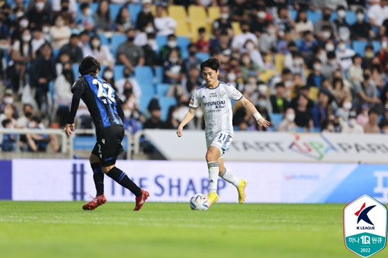 인천전에서 복귀한 엄원상(오른쪽). /사진=한국프로축구연맹 제공