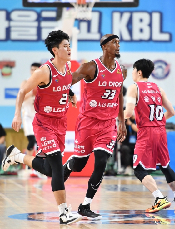 창원 LG 이승우(왼쪽)와 커닝햄이 1일 상무전에서 득점에 성공한 뒤 기뻐하고 있다. /사진=KBL
