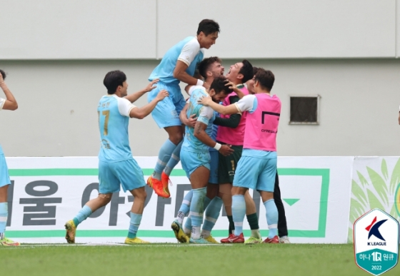 대구FC 선수들이 1일 FC서울전에서 득점에 성공한 뒤 기뻐하고 있다. /사진=한국프로축구연맹