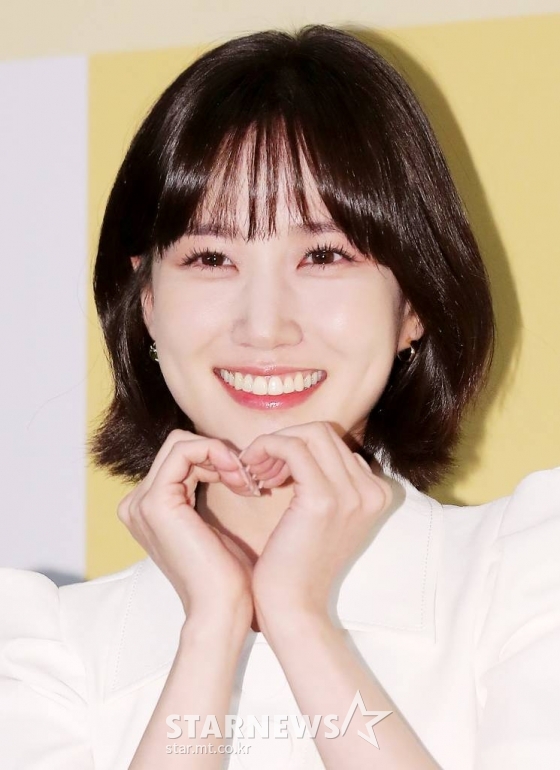 배우 박은빈이 18일 오후 서울 용산구 아이파크몰 CGV에서 열린 ENA 수목드라마 &#039;이상한 변호사 우영우&#039; 마지막회 단체 관람 행사에 참석해 포즈를 취하고 있다.  &#039;이상한 변호사 우영우&#039;는 천재적인 두뇌와 자폐스펙트럼을 동시에 가진 신입 변호사 우영우(박은빈 분)의 대형 로펌 생존기로, 현재 14회까지 최고 시청률 15.8%를 기록하며 뜨거운 인기를 모았다. 현재 시즌2 제작이 논의 중이다. 2022.08.18 /사진=김창현 기자 chmt@