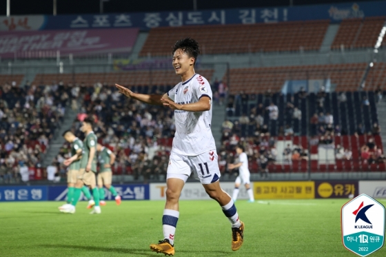 수원FC 이승우가 지난 6월 김천상무 원정에서 골을 넣은 뒤 기뻐하고 있다. /사진=한국프로축구연맹