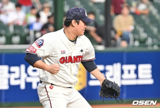 롯데 김도규가 2일 사직 두산전에서 6회초 2사 만루에서 대타 김재환을 삼진 처리한 후 기뻐하고 있다.