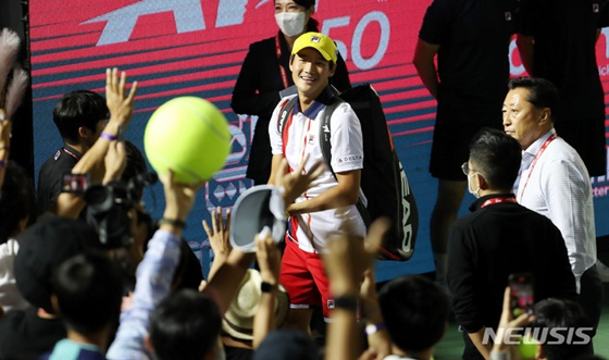 지난 달 30일 서울 올림픽공원 테니스경기장에서 열린 남자프로테니스(ATP) 투어 &#039;유진투자증권 코리아오픈 테니스대회&#039; 복식 8강 경기. 대한민국 권순우가 안드레 예란손(스웨덴)-벤 매클라클런(일본) 조를 상대로 승리를 거둔 후 팬들을 향해 인사하고 있다. /사진=뉴시스 제공